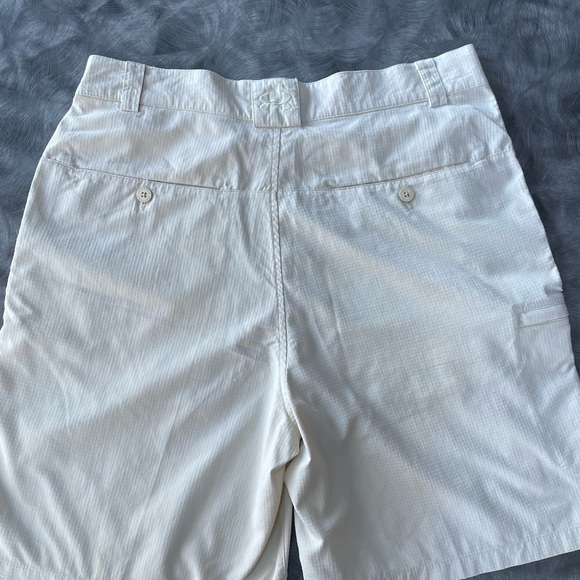 Mens UnderArmour Tan Golf Shorts Size 34R - Picture 2 of 5